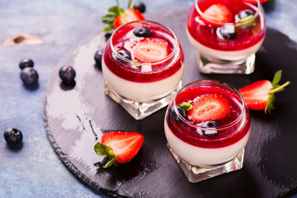 Panna cotta chocolat blanc – coulis de fraises et framboises